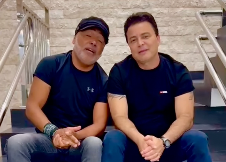 Rick e Renner juntos em apresentação da dupla sertaneja